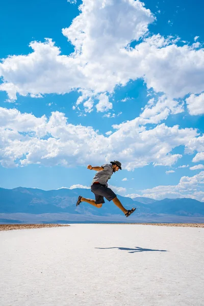 Homme Sautant Contre Ciel Bleu Death Valley États Unis — Photo