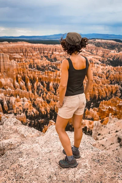 Γυναίκα Απολαμβάνοντας Την Καταπληκτική Θέα Του Bryce National Park Γιούτα — Φωτογραφία Αρχείου