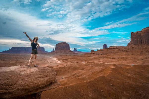 Ung Kvinna Poserar Monument Valley National Park Besökscentret Utah — Stockfoto