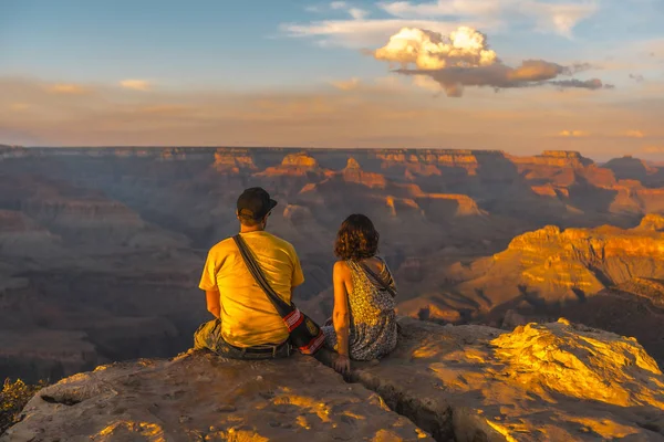 Couple Enjoying View Grand Canyon National Park Arizona Usa — kuvapankkivalokuva