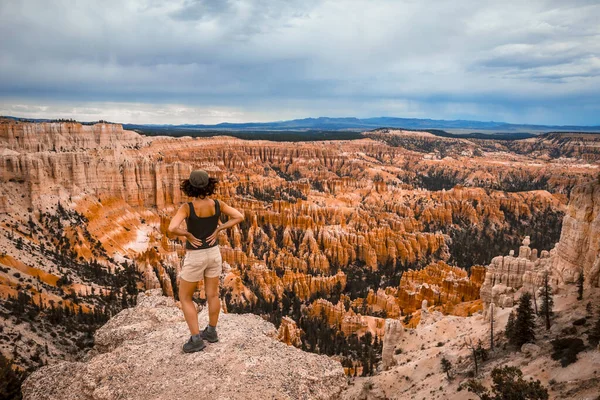 Kvinne Nyter Den Fantastiske Utsikten Bryce Nasjonalpark Utah Usa – stockfoto