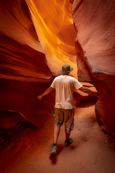 Mies Turisti Poseeraa Ala Antelope Arizona Viitteet — kuvapankkivalokuva