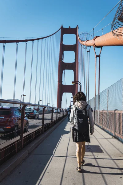 アメリカ サンフランシスコのゴールデンゲートを歩く若い女性 — ストック写真