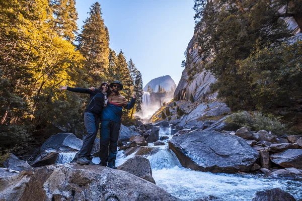 Счастливая Пара Водопаде Вернал Национальном Парке Йосэмит Калифорния Сша — стоковое фото