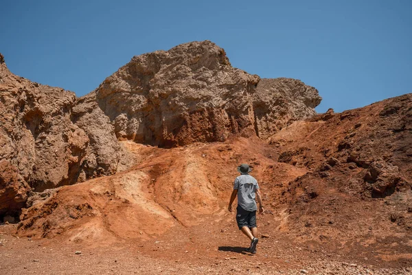 Man Starting Golden Canyon Trail Red Stones Background Kalifornia Egyesült — Stock Fotó