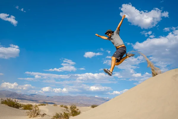 Man Jumping Sand Death Valley Estados Unidos —  Fotos de Stock