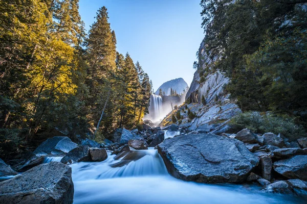 Вода Стекает Вернал Фоллс Йосемити Калифорния Соединенные Штаты — стоковое фото