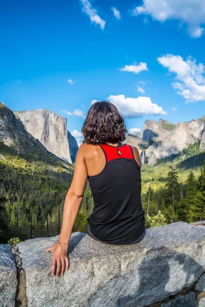 Žena Těší Malebný Výhled Yosemite National Park California Spojené Státy — Stock fotografie