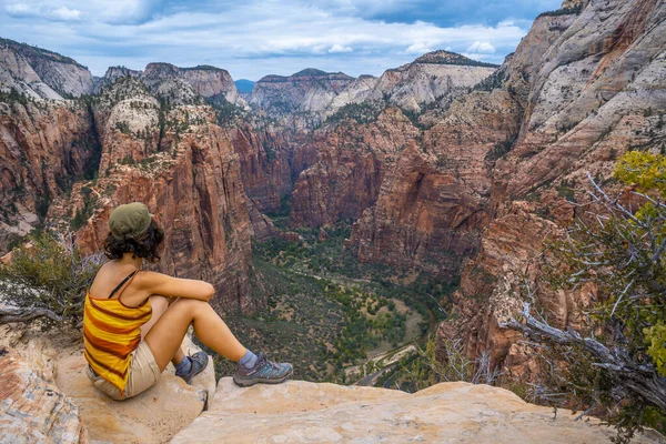 Mujer Mirando Pintoresco Panorama Del Parque Nacional Zion Utah Estados — Foto de Stock