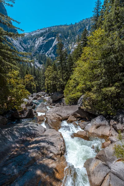 Woda Spływa Vernal Falls Yosemite California Stany Zjednoczone — Zdjęcie stockowe