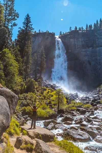 Turystka Patrząca Vernal Falls Parku Narodowym Yosemite Kalifornia Stany Zjednoczone — Zdjęcie stockowe