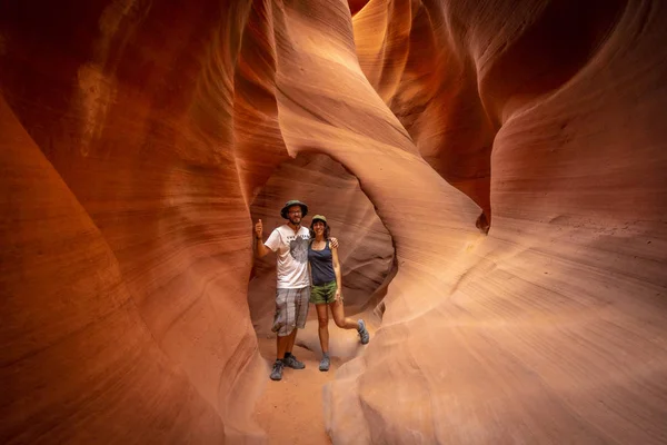 Yukarı Antilop Kanyonu, Arizona, ABD 'deki mağarada mutlu bir çift.