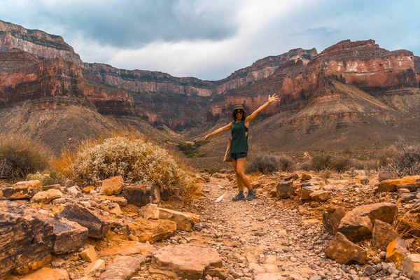 Turista Femenina Disfrutando Del Paisaje Rocoso Del Parque Nacional Del — Foto de Stock