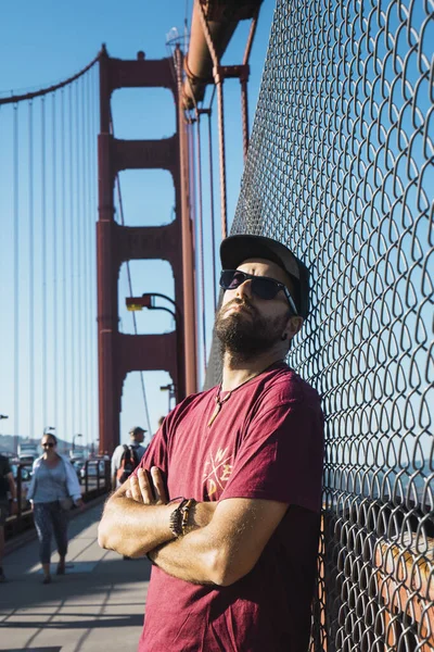 Mies San Franciscon Golden Gate Portilla Yhdysvallat — kuvapankkivalokuva