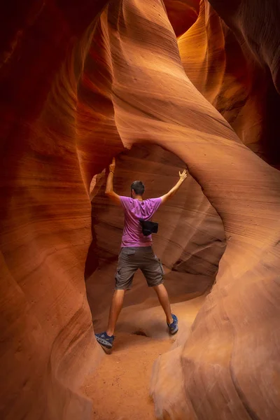 Mies Luolassa Ylä Antelope Canyonissa Arizona Yhdysvallat — kuvapankkivalokuva