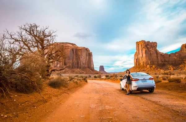 Mulher Perto Carro Olhando Para Monument Valley National Park Eua — Fotografia de Stock