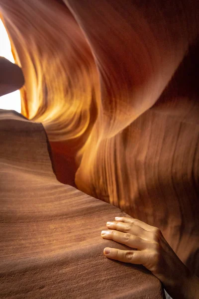 Mies Käsi Koskettaa Rock Ylä Antelope Canyon Kaupungissa Page Arizona — kuvapankkivalokuva