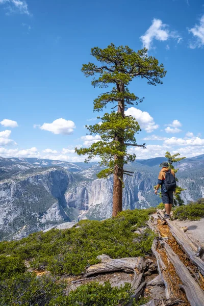 Mann Som Nyter Den Pittoreske Utsikten Yosemite Nasjonalpark California Usa – stockfoto