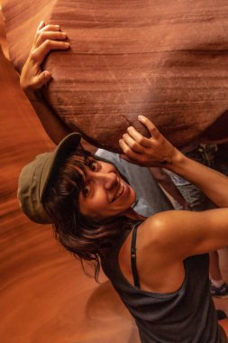 Arizona, Aşağı Antilop 'ta poz veren kadın turist. Birleşik Devletler