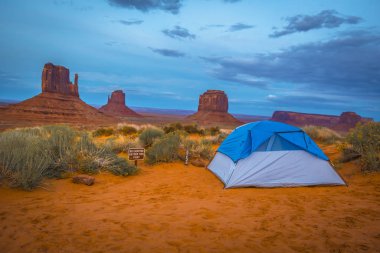 Monument Valley Ulusal Parkı 'nda kamp çadırı.