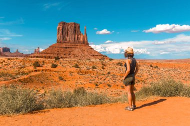 Ziyaretçi merkezindeki Monument Valley Ulusal Parkı 'nda poz veren genç bir kadın. Utah