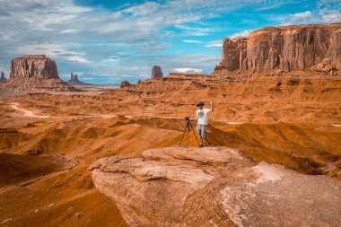 Monument Valley Ulusal Parkı 'nda fotoğraf çeken bir adam. Utah