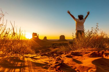 Ziyaretçi merkezindeki Monument Valley Ulusal Parkı 'nda poz veren genç adam. Utah