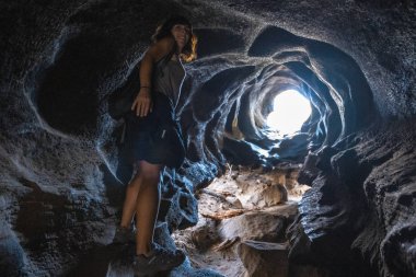 Sequoia Ulusal Parkı 'ndaki mağarada bir kadın, güzel sekoyalar, Kaliforniya, ABD