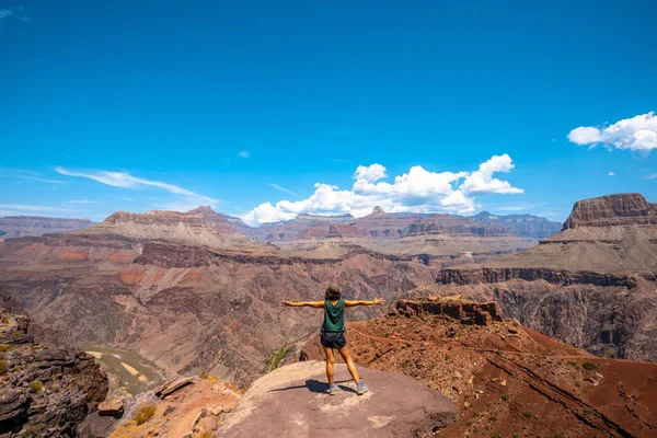 Nainen Vaellus Grand Canyon National Park Arizona Yhdysvallat — kuvapankkivalokuva