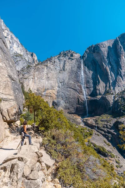 Žena Těší Pohled Yosemite National Park California Spojené Státy — Stock fotografie