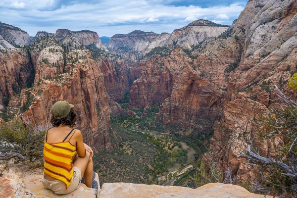 Mulher Olhando Para Panorama Pitoresco Zion National Park Utah Estados — Fotografia de Stock