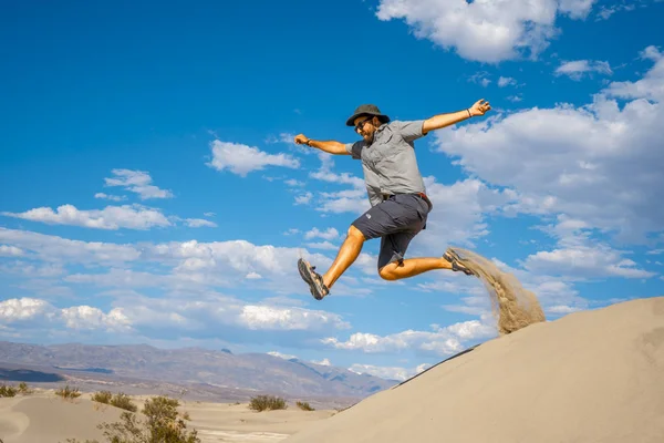 Homme Sautant Dans Sable Death Valley États Unis — Photo