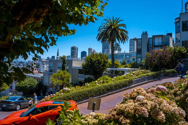 サンフランシスコ カリフォルニア州 アメリカ 2019年8月 ロンバード ストリートと背景の都市の詳細 — ストック写真