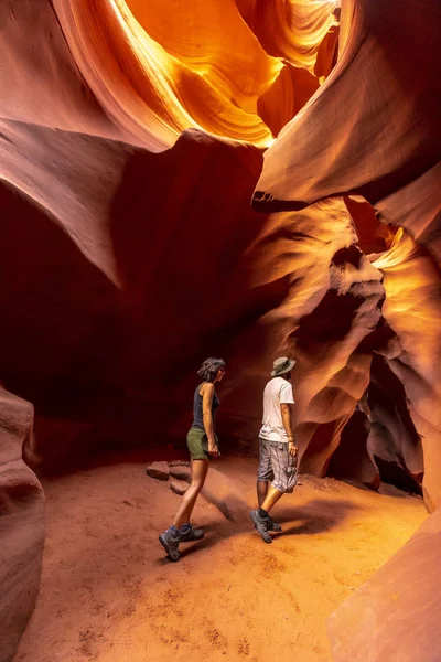 Ευτυχισμένο Ζευγάρι Σπηλιά Στο Upper Antelope Canyon Αριζόνα Ηνωμένες Πολιτείες — Φωτογραφία Αρχείου