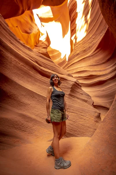 Naisturisti Poseeraa Ala Antelopessa Arizonassa Viitteet — kuvapankkivalokuva