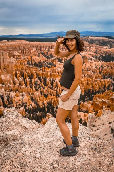 Mujer Disfrutando Increíble Vista Del Parque Nacional Bryce Utah Estados — Foto de Stock