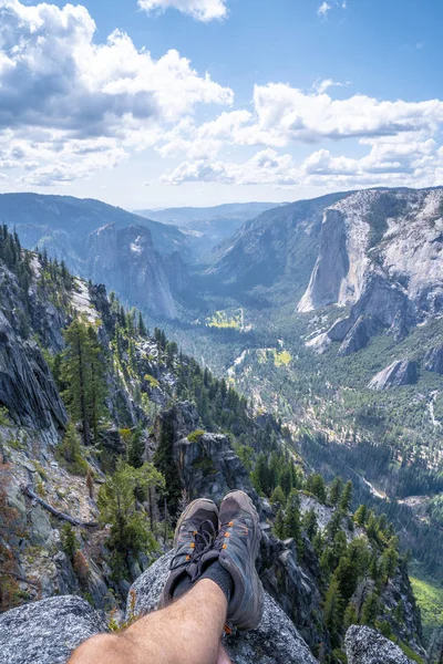 Ноги Человека Наслаждающегося Живописным Видом Национального Парка Йосэмит Калифорния Сша — стоковое фото