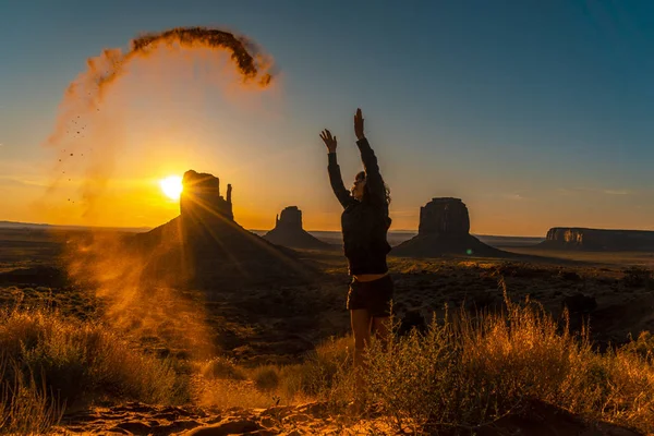 Nuori Nainen Poseeraa Monument Valleyn Kansallispuistossa Vierailukeskuksessa Utah — kuvapankkivalokuva