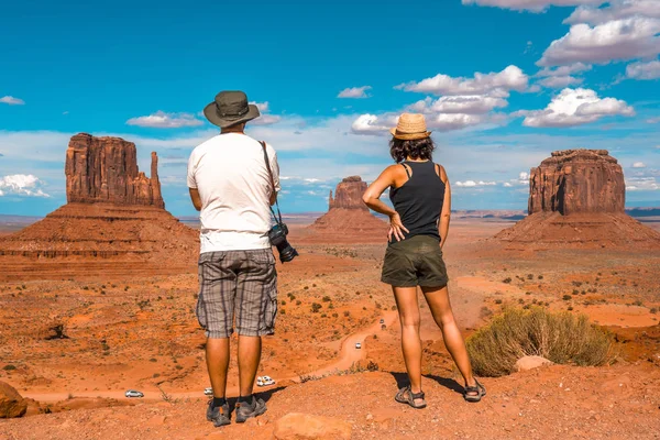 Pareja Monument Valley National Park Utah Estados Unidos — Foto de Stock