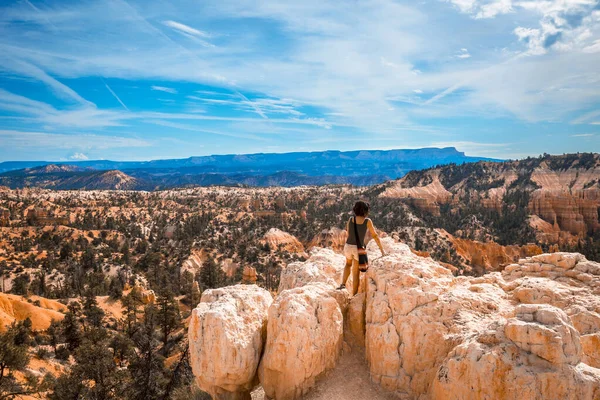 Woman Enjoying Amazing View Bryce National Park Utah Estados Unidos — Fotografia de Stock