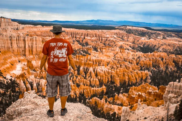 Man Looking Amazing View Bryce National Park Utah Estados Unidos — Fotografia de Stock