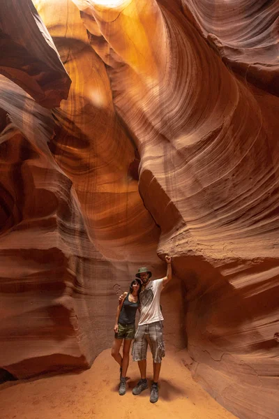 Ευτυχισμένο Ζευγάρι Σπηλιά Στο Upper Antelope Canyon Αριζόνα Ηνωμένες Πολιτείες — Φωτογραφία Αρχείου