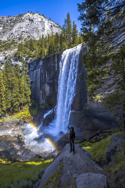 Kobieta Vernal Falls Yosemite National Park Kalifornia Stany Zjednoczone Ameryki — Zdjęcie stockowe