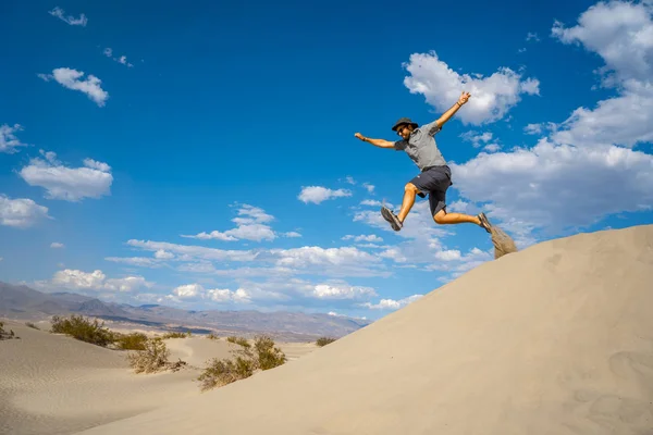 Homme Sautant Dans Sable Death Valley États Unis — Photo