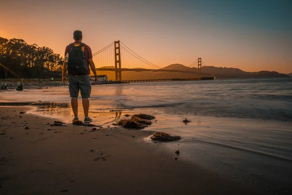 Man Zoek Naar Golden Gate Brug San Francisco — Stockfoto