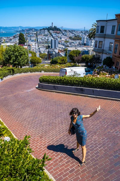 サンフランシスコ カリフォルニア州 アメリカ 2019年8月 ロンバード通りと背景の街の女性 — ストック写真