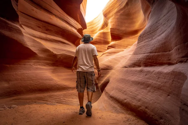 Mies Turisti Poseeraa Ala Antelope Arizona Viitteet — kuvapankkivalokuva