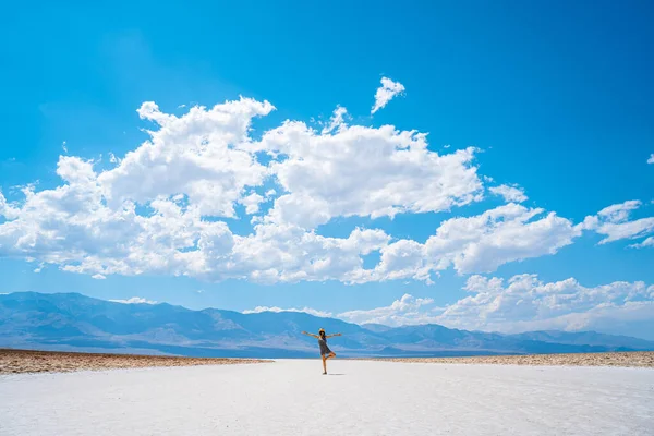 Junge Frau Der Weißen Salzwasserebene Von Badwater Basin Death Valley — Stockfoto