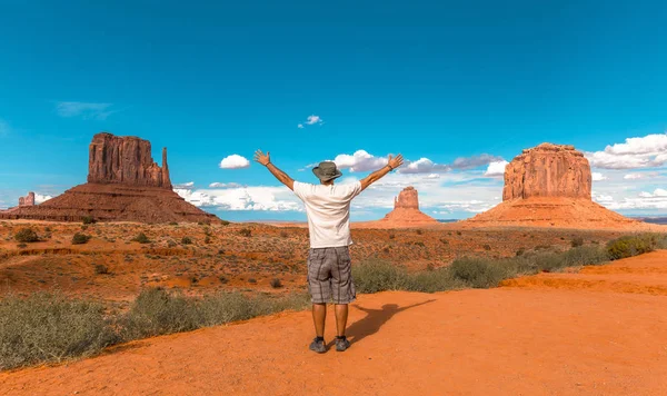 Mladý Muž Pózující Národním Parku Monument Valley Návštěvnickém Centru Utah — Stock fotografie