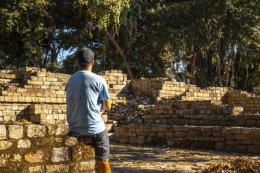 Copan Harabeleri, Honduras 'taki Maya Piramidinin yanındaki adam.